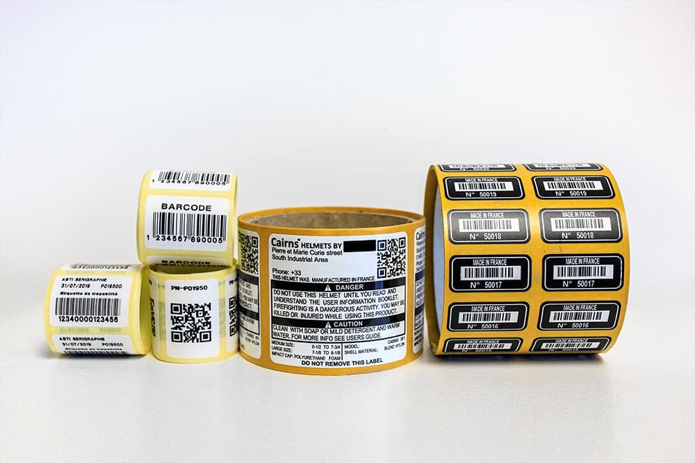 Étiquettes adhésives imprimées avec des codes barres, ou gencods, chez ASTI Sérigraphie
