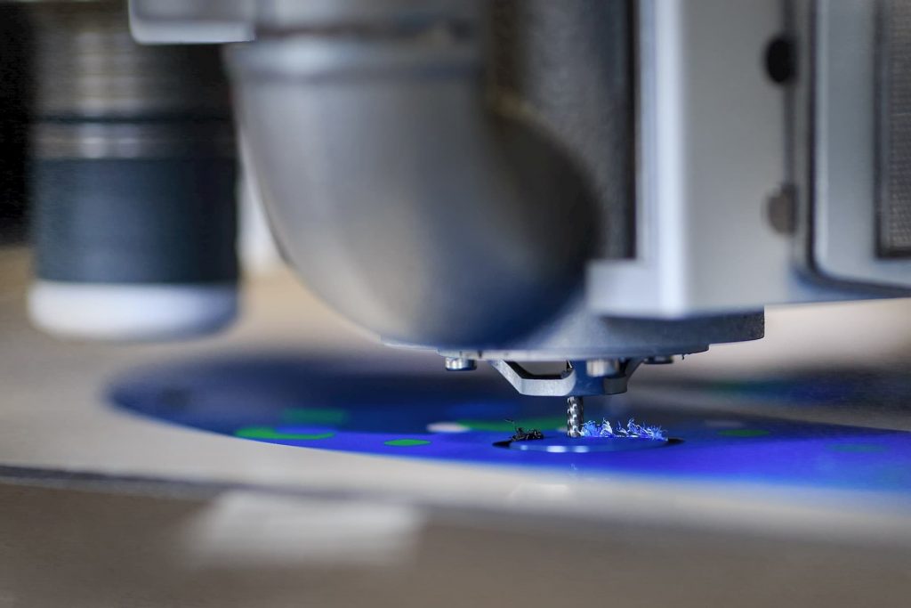 Fraisage et découpe numérique de supports imprimés lors du façonnage chez ASTI Sérigraphie