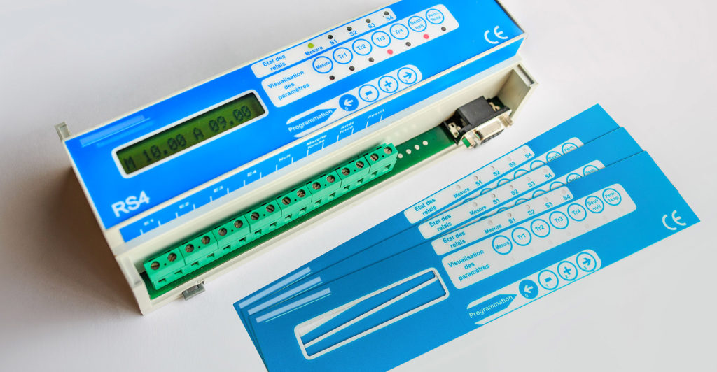 Fabrication de faces avant : impression en sérigraphie et découpe numérique des supports imprimés chez ASTI Sérigraphie